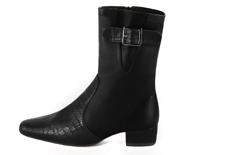 Satin black women's ankle boots with buckles on the sides. Round toe. Low block heels. Profile view - Florence KOOIJMAN